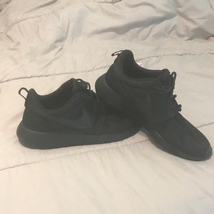 Black Nike Roshe